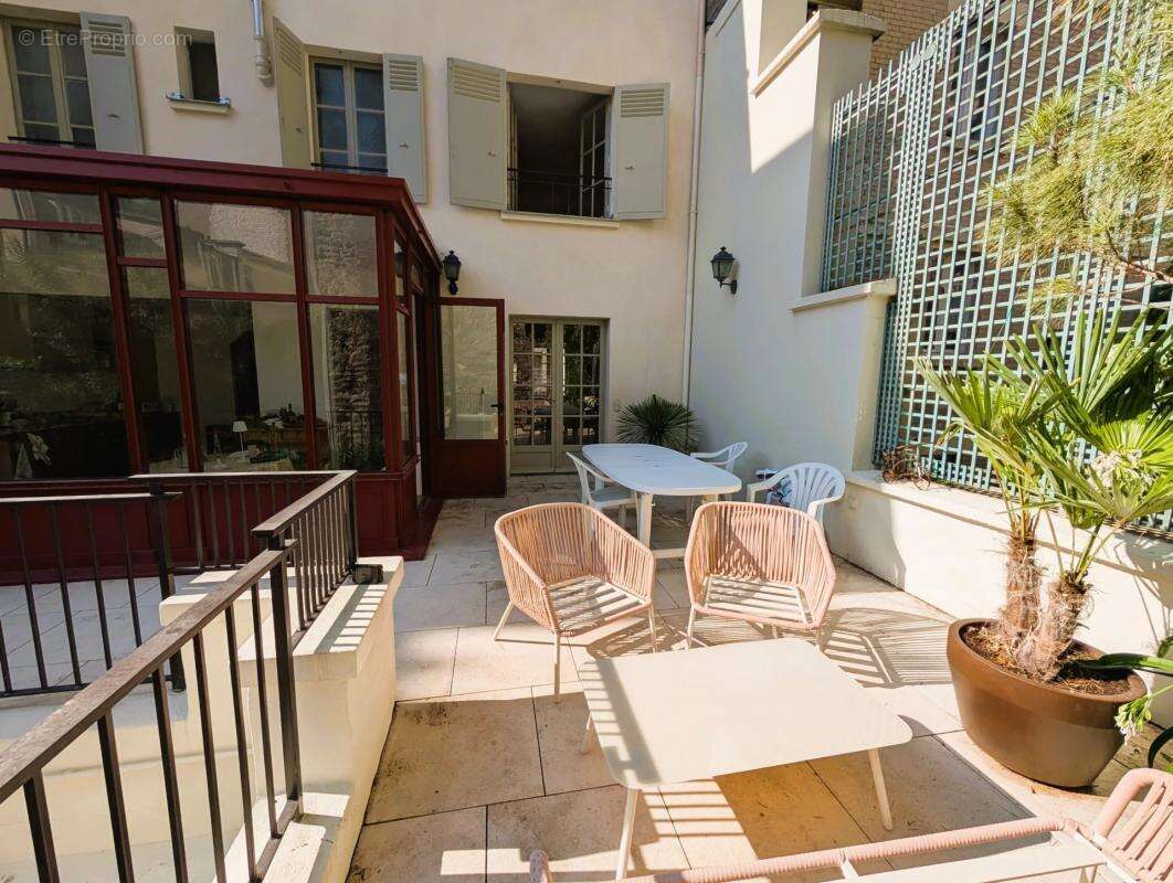 Appartement à PARIS-16E