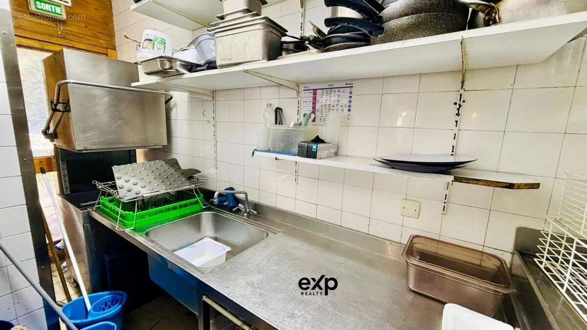 Commerce à LES ALLUES