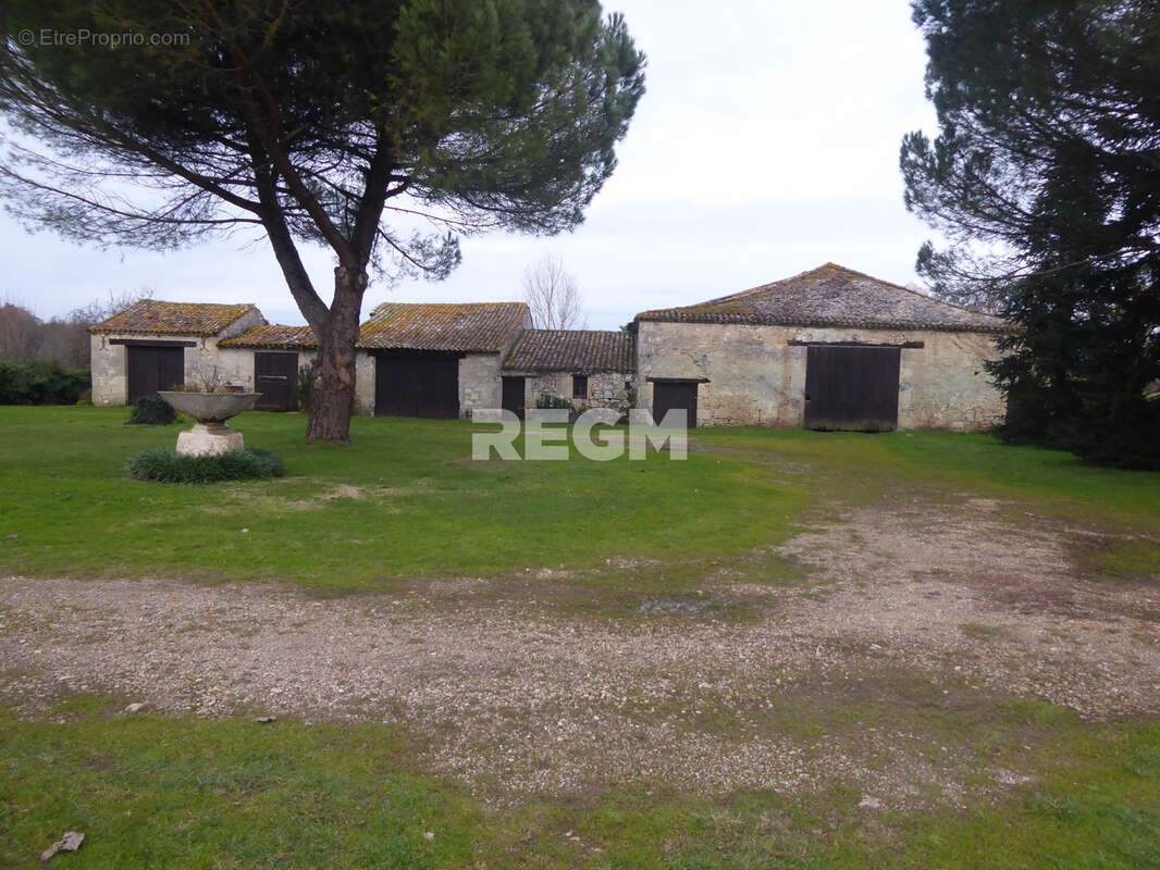 TRES BELLE LONGERE DES 17ème et 19ème siècle sur 20 hectares de praires, 18 et bois 2 avec étang, rivière long - photo 3