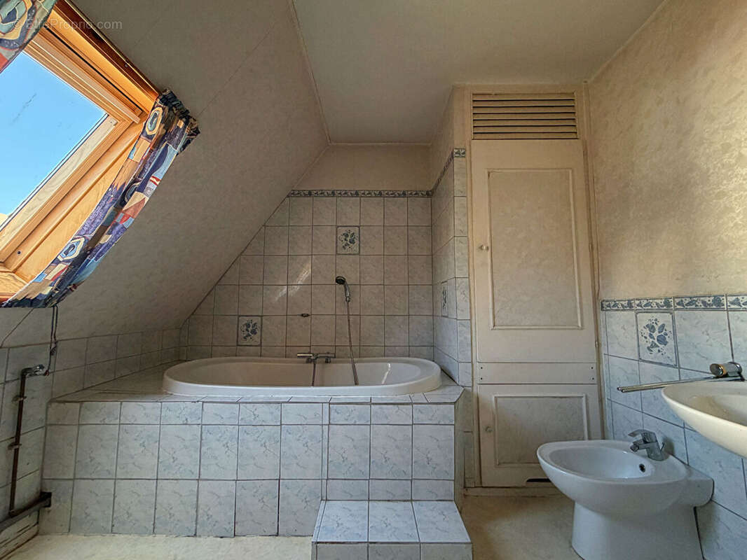 Maison 5 pièces - 110m² avec jardin à rénover - photo 7
