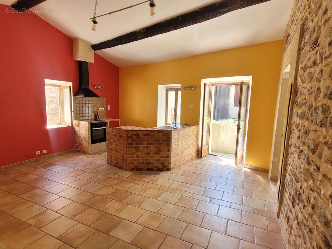 Maison en pierres de 177 m² habitables avec cour et terrasse. - photo 8