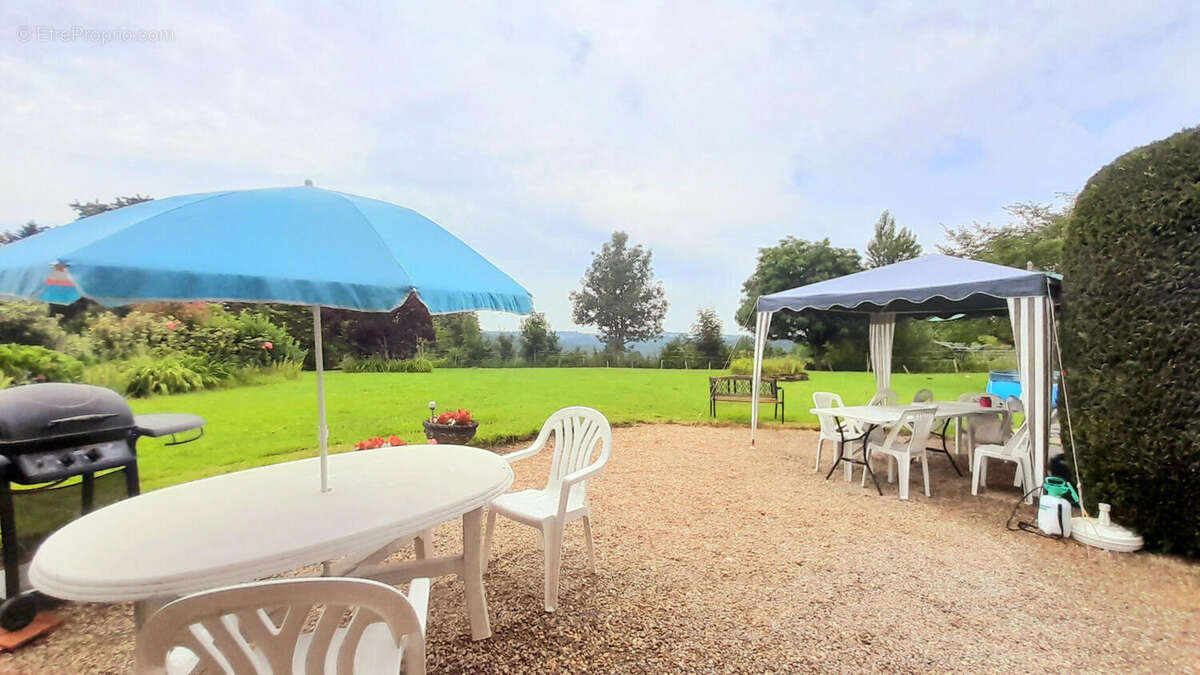 Le jardin - Maison à SAINT-PAUL-LA-ROCHE