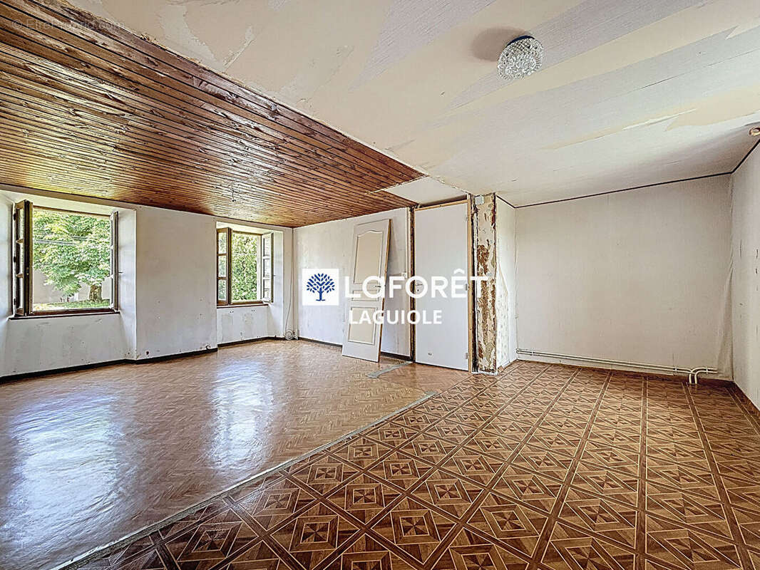 Maison à SAINTE-GENEVIEVE-SUR-ARGENCE