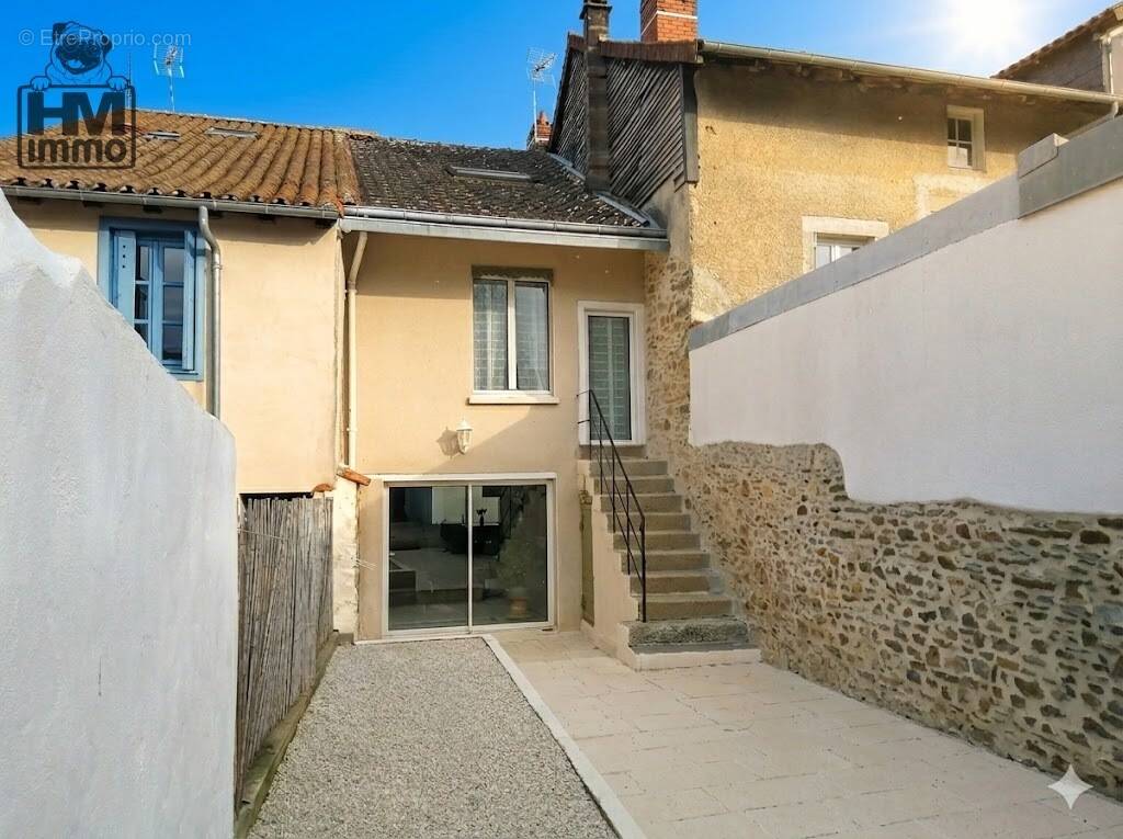 Maison à SAINT-LEONARD-DE-NOBLAT