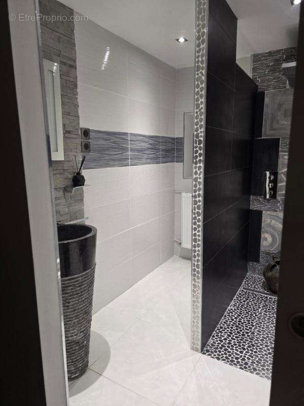 Maison à SAINT-PIERRE-DE-CHIGNAC