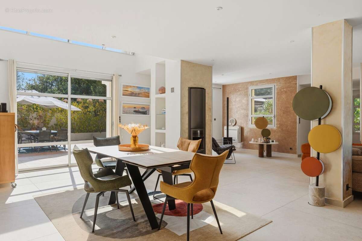 Maison 295 m² à Saint-Clement-De-Riviere  - photo 9
