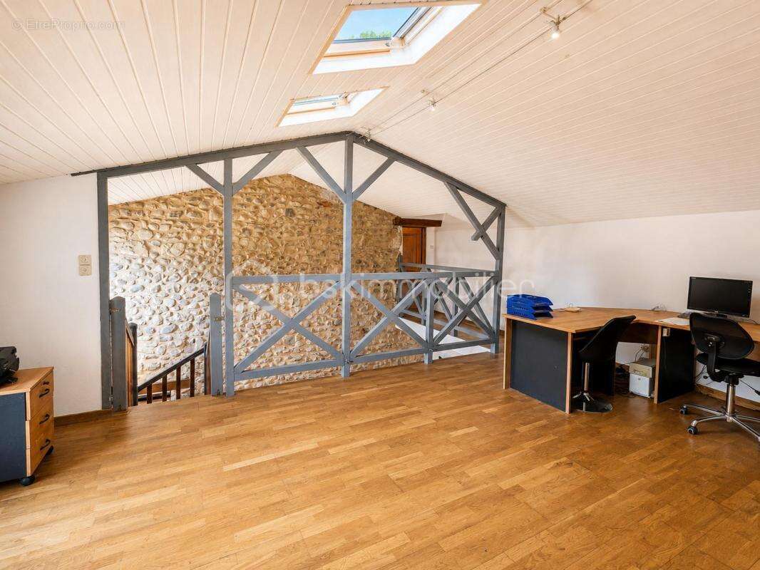 Maison en pierre de caractère – 182 m² – Beaux volumes & potentiel - photo 17