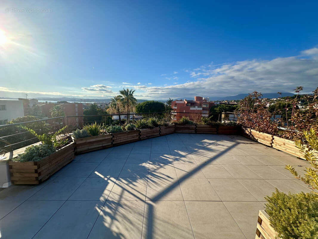 Appartement à SAINT-LAURENT-DU-VAR