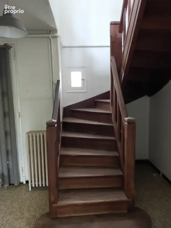 Maison sur un étage à rénover entièrement sur un terrain clôturé de 400 m2  proche de tout commerce - photo 4