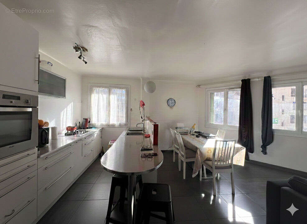 Appartement à MARSEILLE-5E