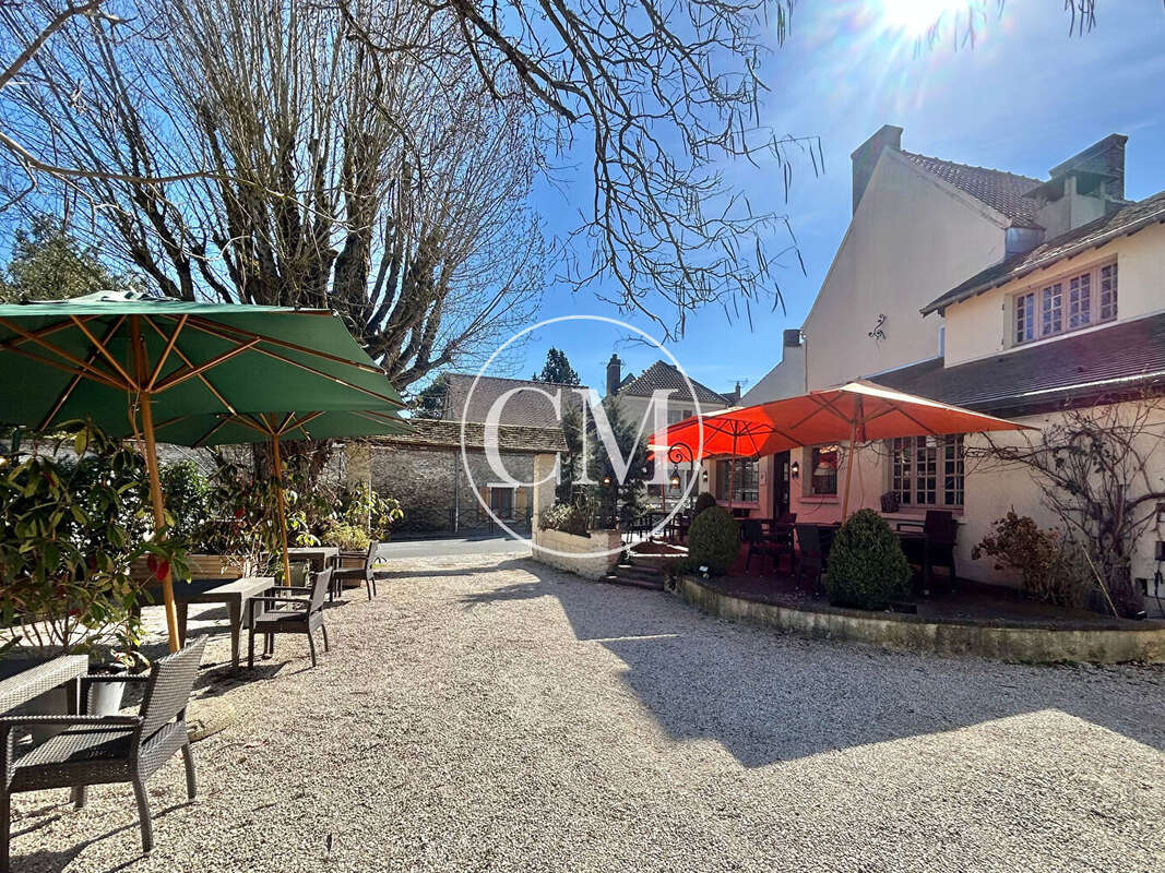 Commerce à LES MESNULS