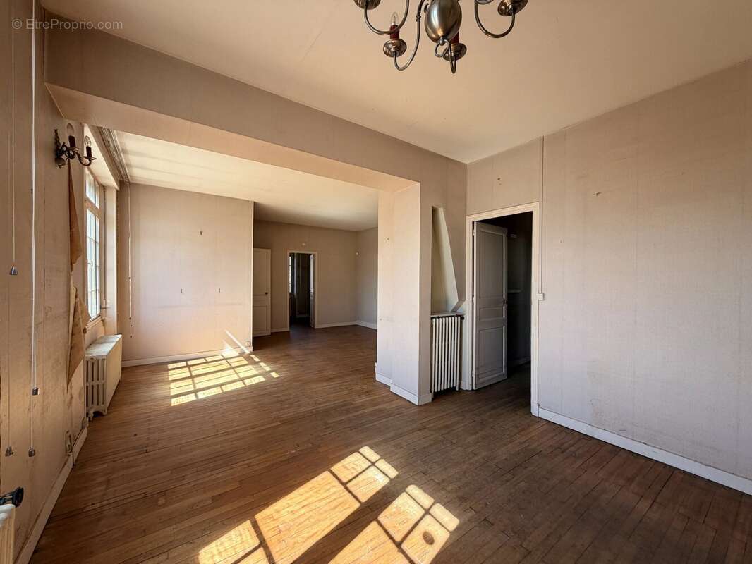 Maison de ville avec garage et beau potentiel au cœur de Ruffec - photo 6