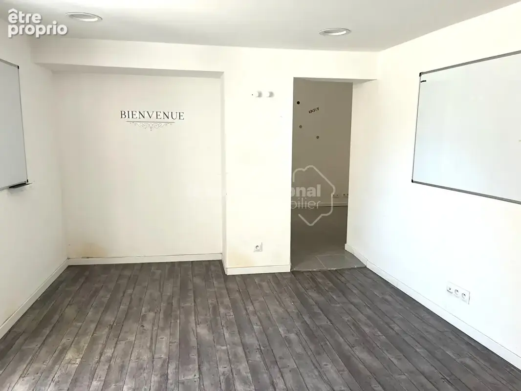 Local de 55 m² (de surface utile) avec multi-activités possibles,  équipé de la fibre -et aux normes incendie PMR et déficients  - photo 7