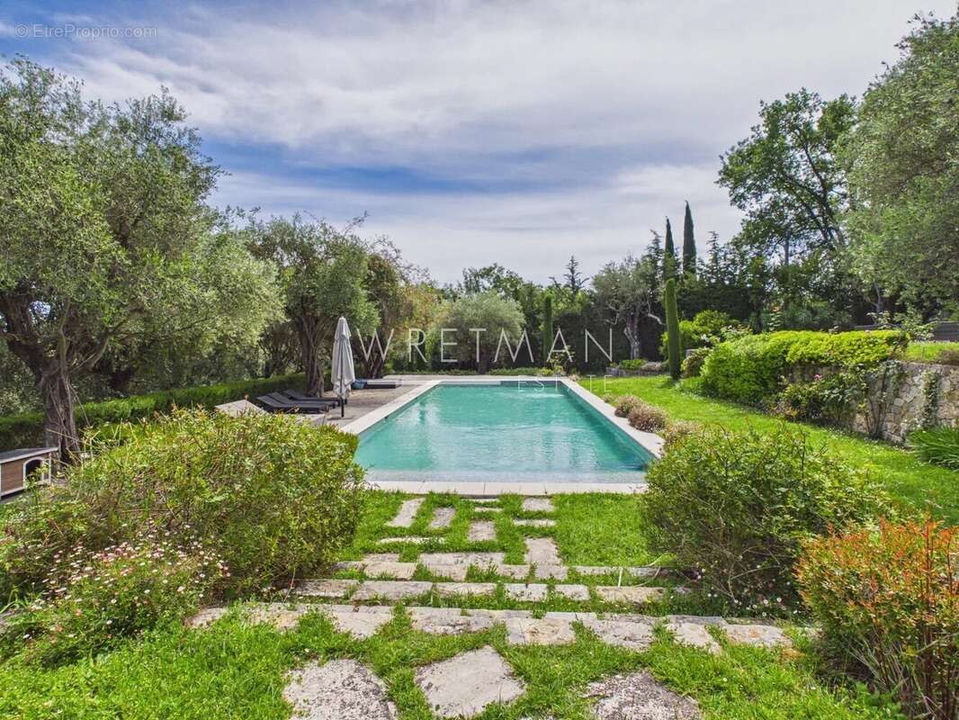 Maison à CHATEAUNEUF-GRASSE