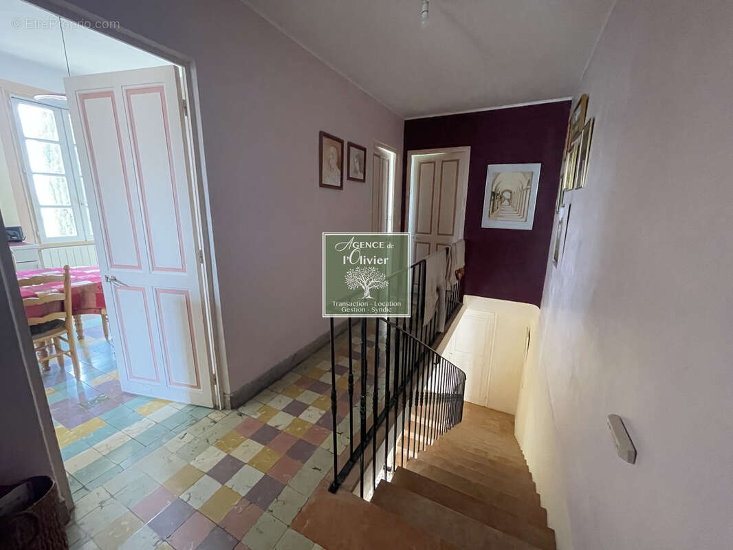 Entre BOULBON  et TARASCON   Propriété avec dépendances au pied de la Montagnette - photo 9