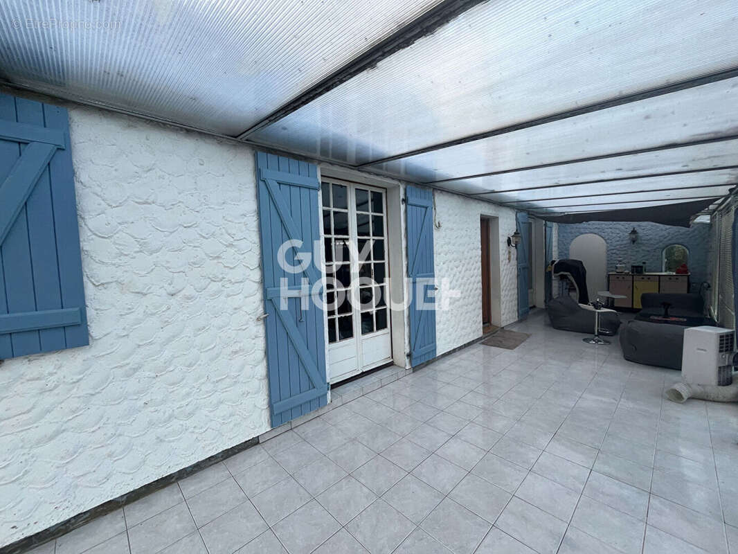 Maison à LANGROLAY-SUR-RANCE