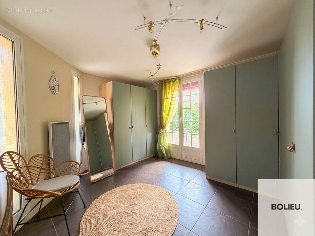 Cranves-Sales - Spacieuse villa avec piscine + Dépendances - photo 6