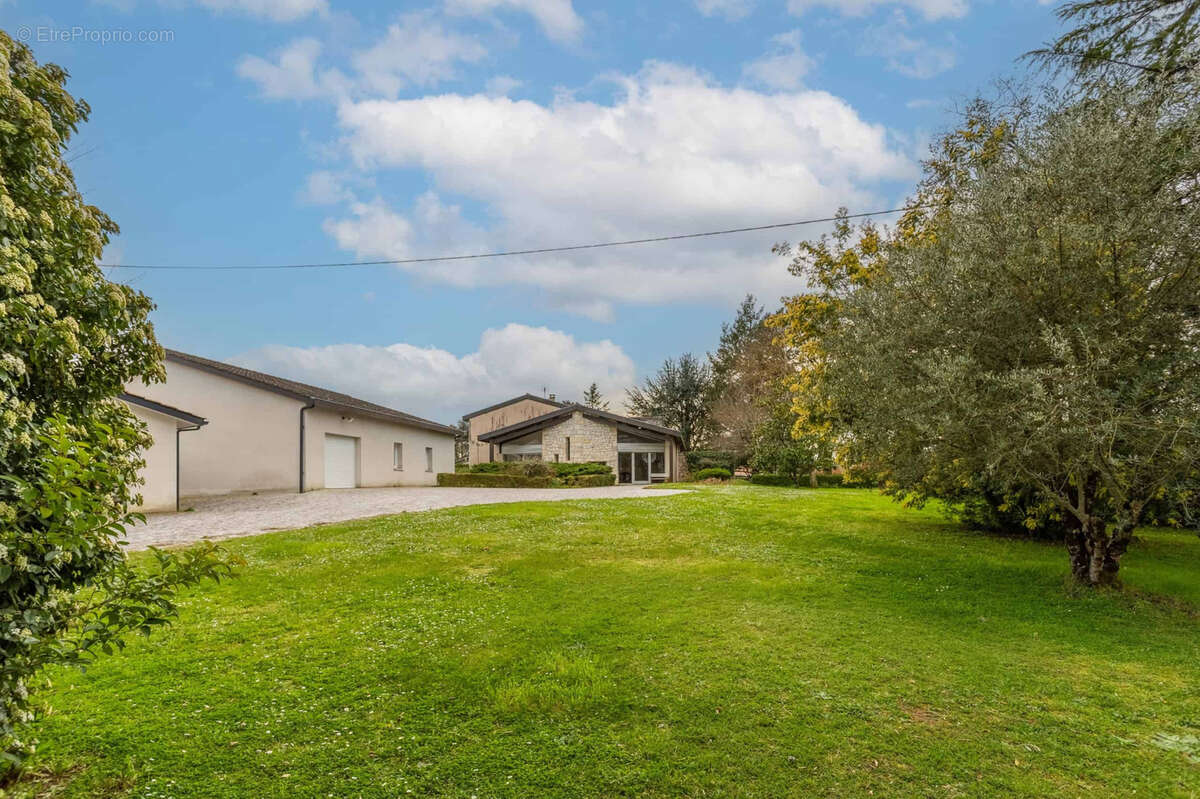 Village property with gite/annexe - photo 2