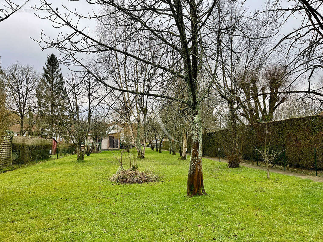 Maison à LA MADELAINE-SOUS-MONTREUIL