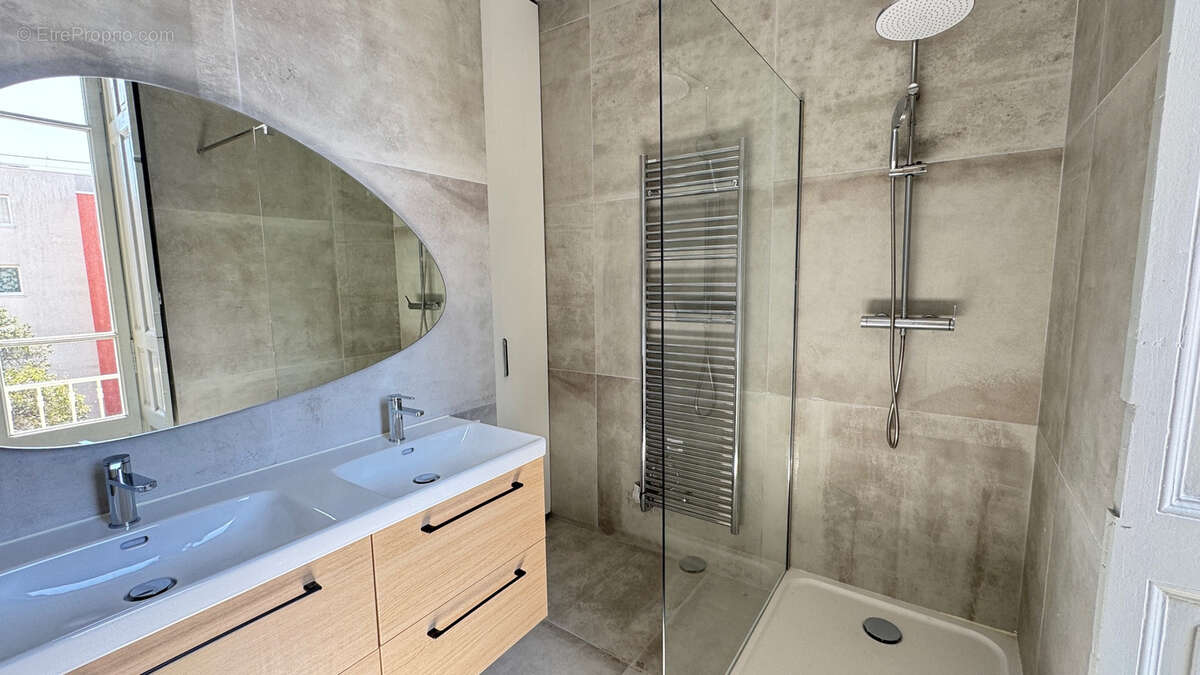 Nîmes - Quartier Carnot : Superbe appartement P4 entièrement rénové dans un immeuble bourgeois - photo 8