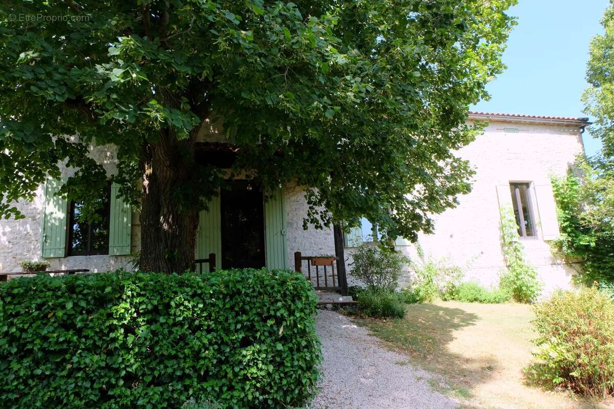 Impressionnante maison en pierre avec piscine et jardins très privés - photo 16