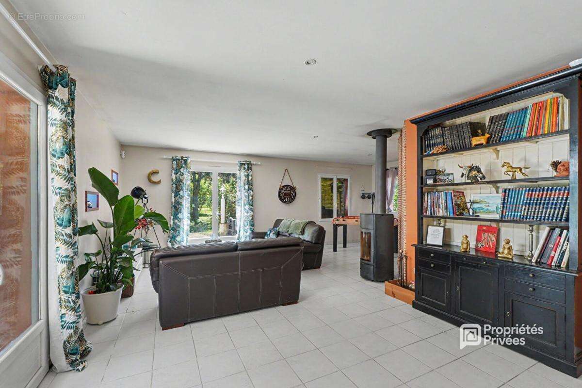 Maison Bessens ( Lapeyrière ) T6 avec piscine sur une parcelle de 5666 m2 - photo 10