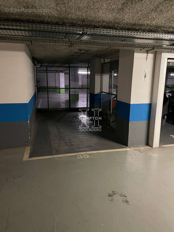 Parking à PARIS-16E