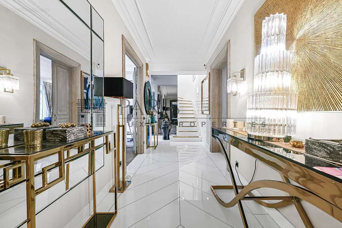 Appartement à PARIS-16E