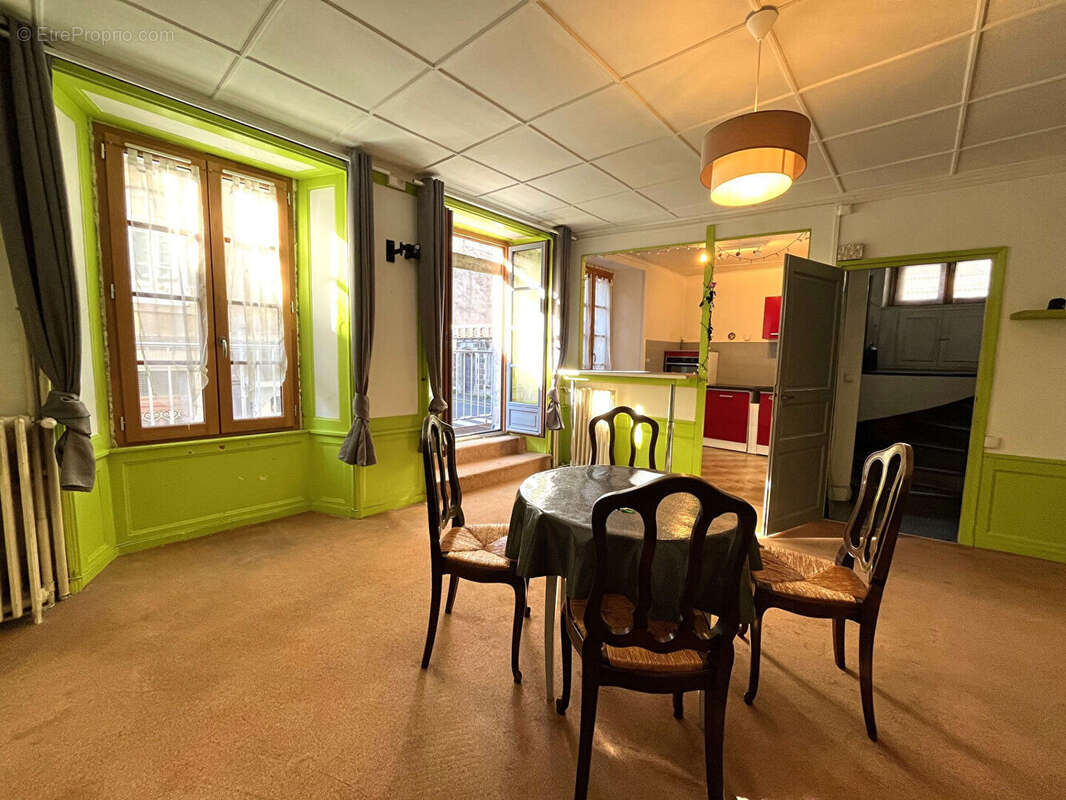 Maison à VIC-SUR-CERE