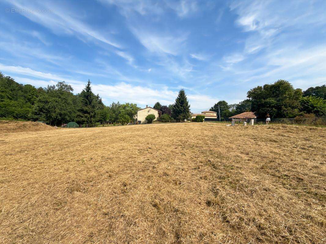 Terrain à NOTRE-DAME-DE-SANILHAC