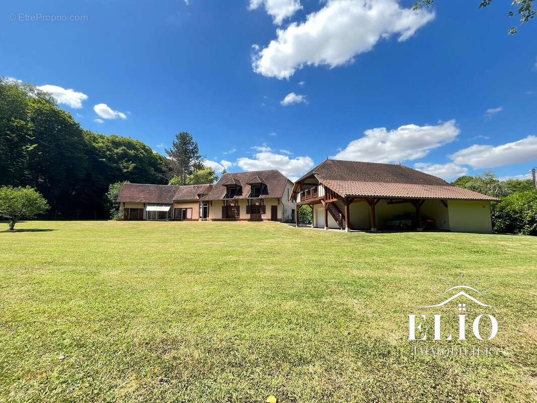 Maison 274 m² à La Vendue-Mignot  - photo 2