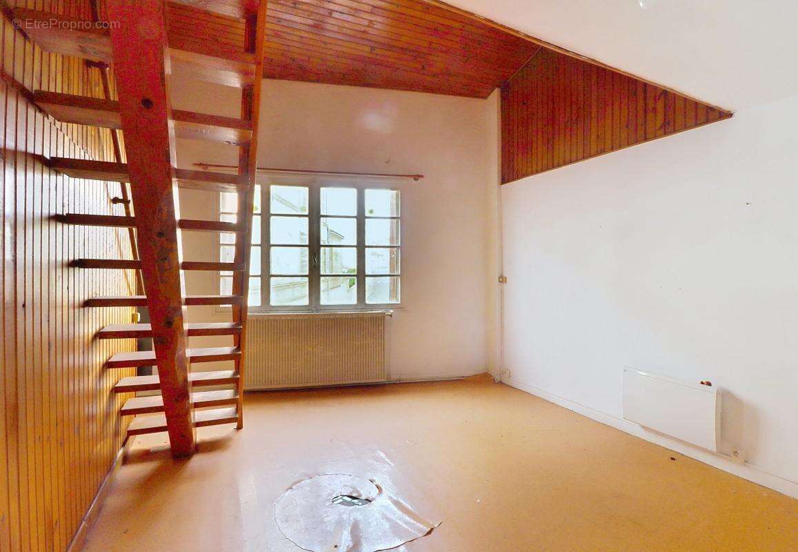 Jonzac centre – Immeuble 145 m² à rénover – Entre Place du Marché et Mairie - photo 7