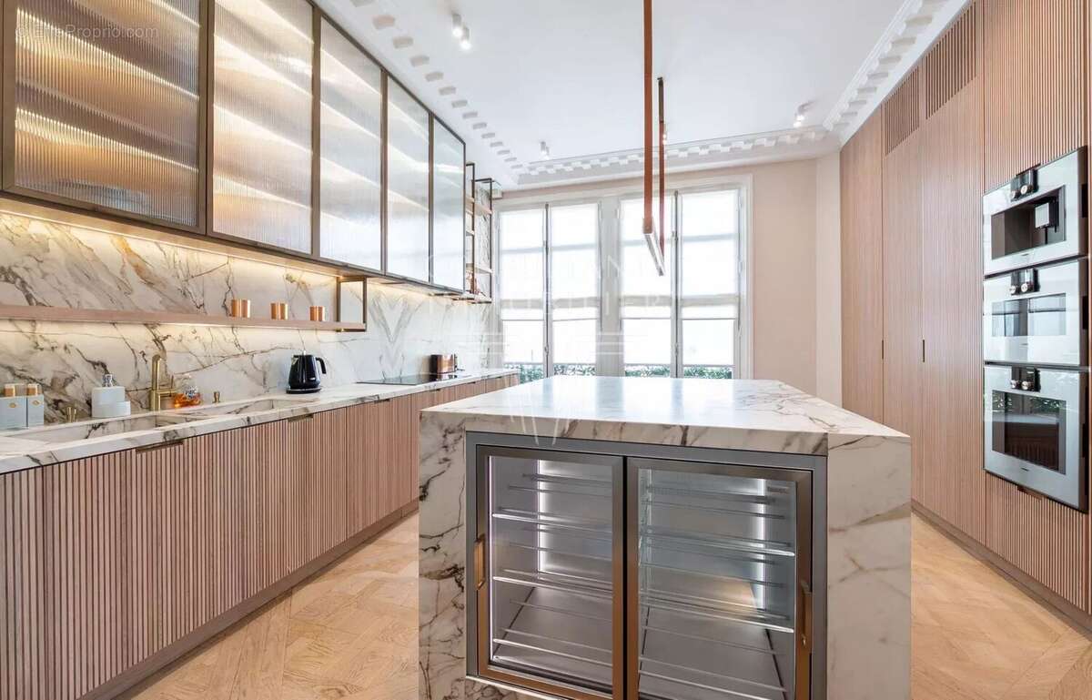 Appartement à PARIS-16E