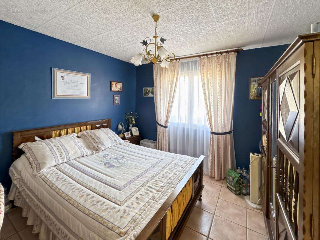 Maison à LEGUILLAC-DE-L'AUCHE