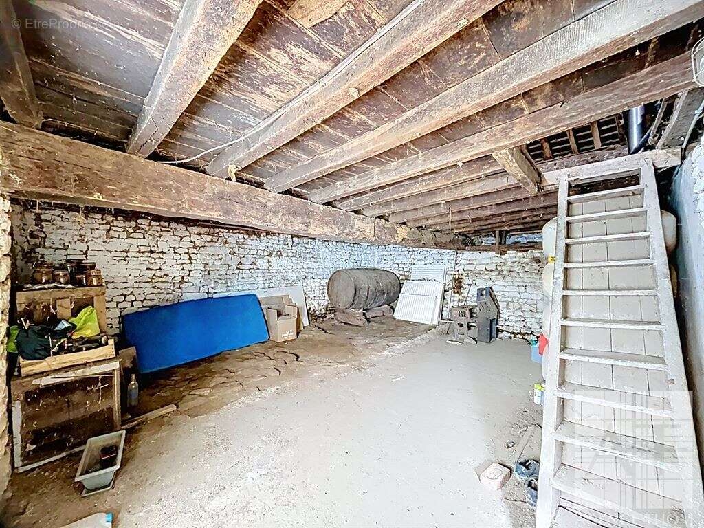 Propriété en pierre à rénover avec dépendances et 4 187 m² de terrain - photo 4