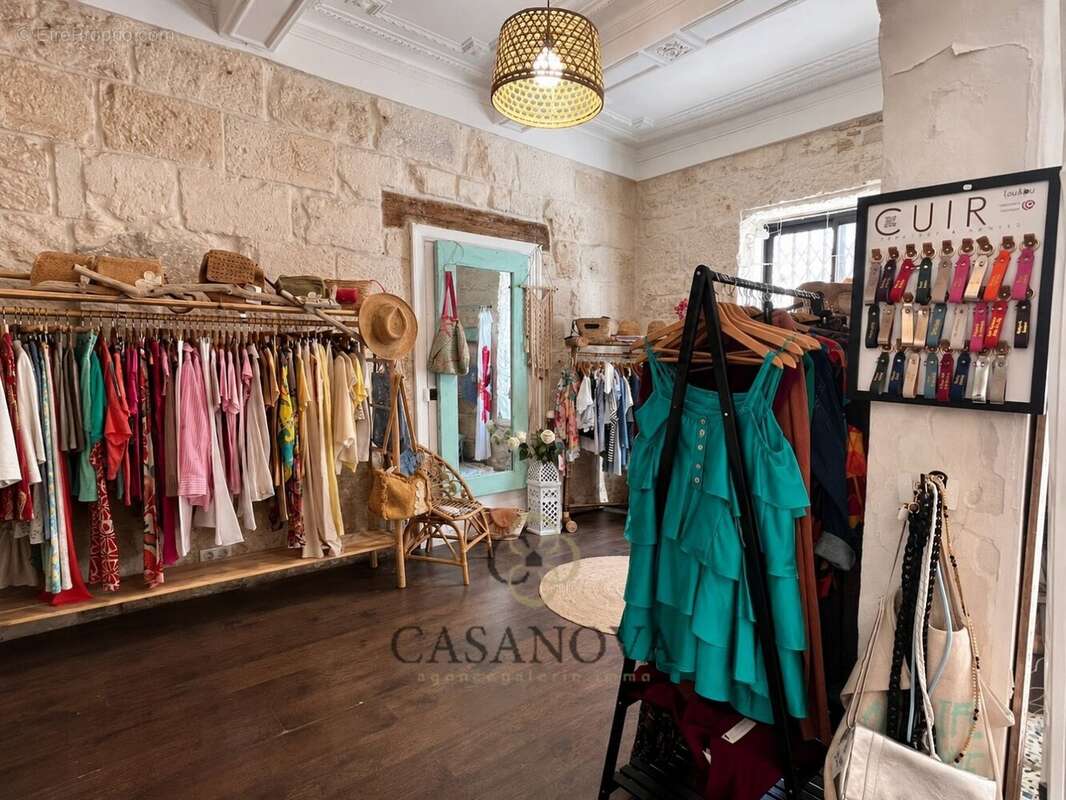 Commerce à MAUGUIO