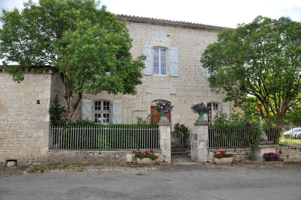 Commerce à MONTDOUMERC