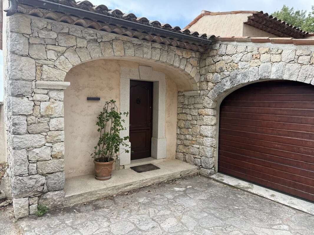Maison à CHATEAUNEUF-GRASSE