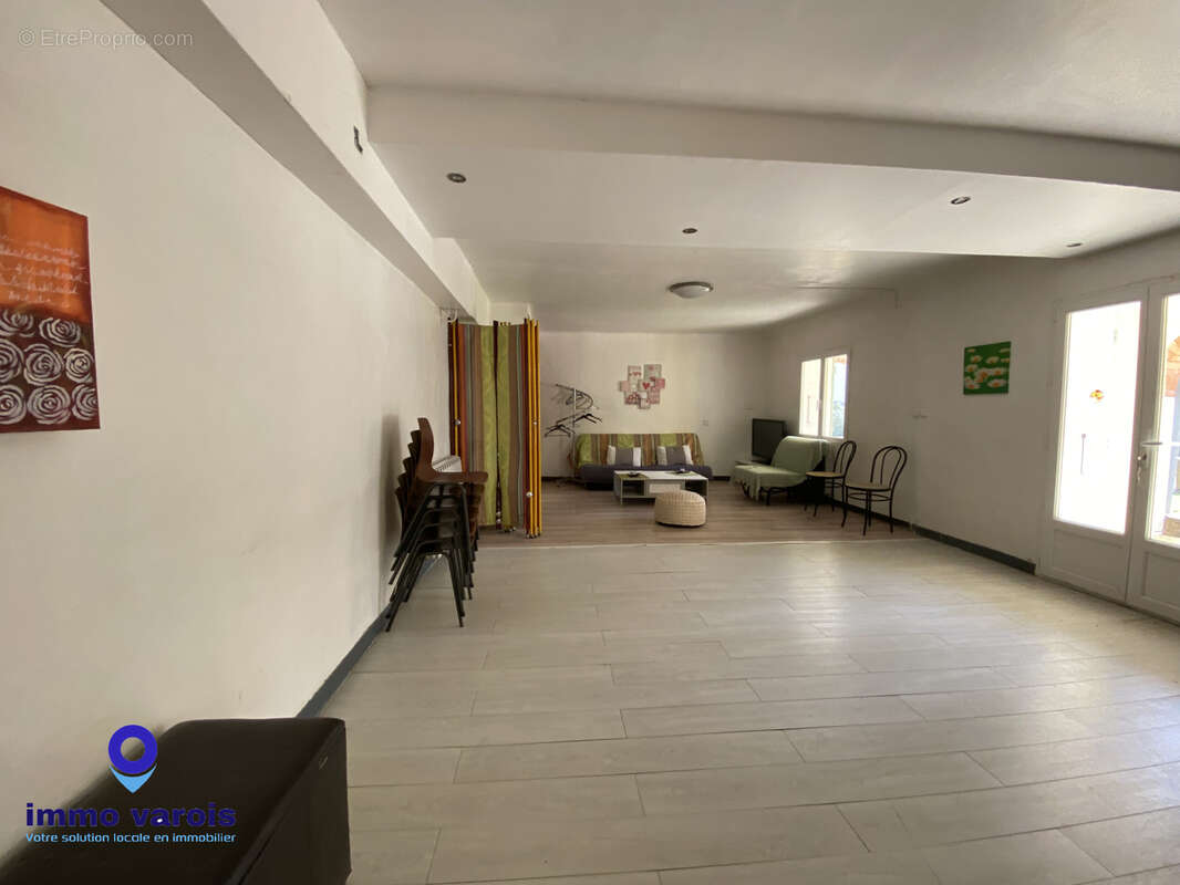 Signes :  En exclusivité : Propriété d'env.390m2 composée de plusieurs appartements sur 7000 m2 de terrain. - photo 18