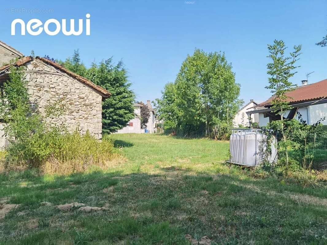 Terrain à SAINT-MAMET-LA-SALVETAT