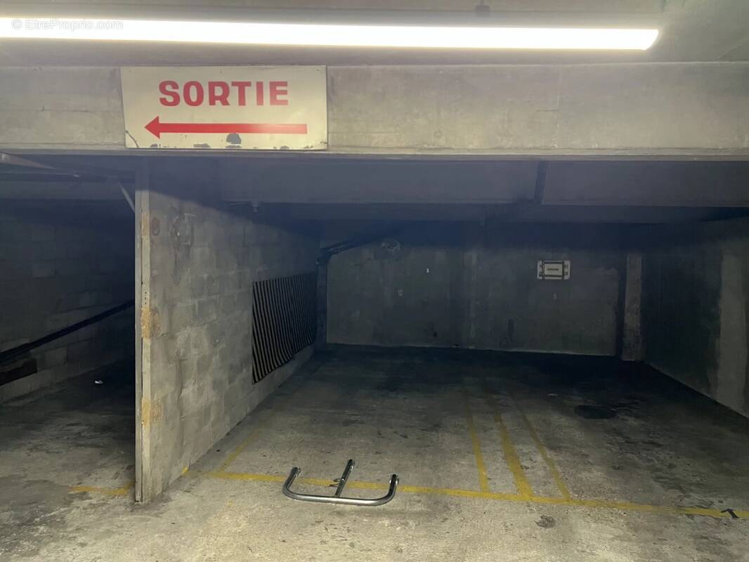 Parking à PARIS-16E