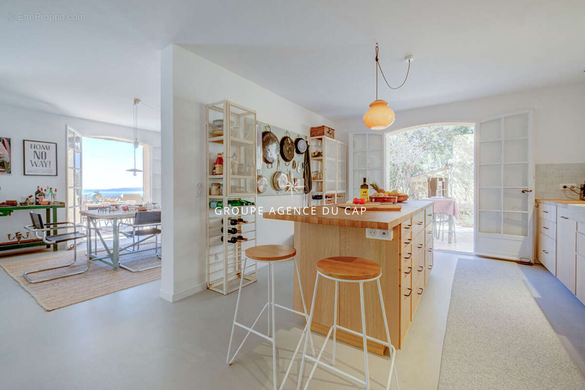 Vue mer sur le golfe de saint tropez provencale de charme renovee avec piscine garage et sous sol aux issambres - photo 7