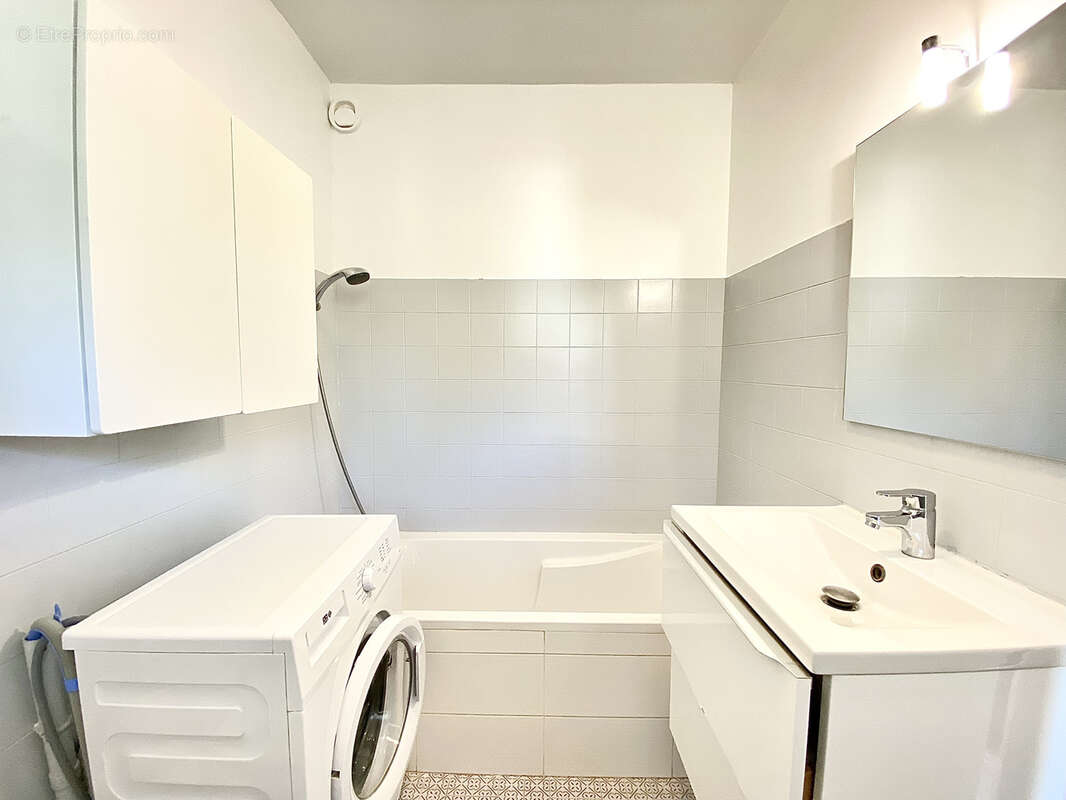 Appartement à SAINT-LAURENT-DU-VAR