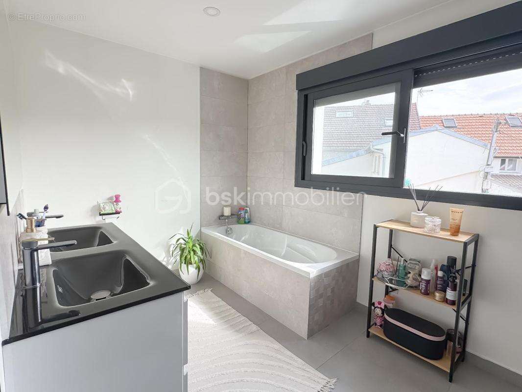 Magnifique pavillon familial à saisir intégralement rénové et meublé, avec piscine aux portes de Val d'Europe - photo 17