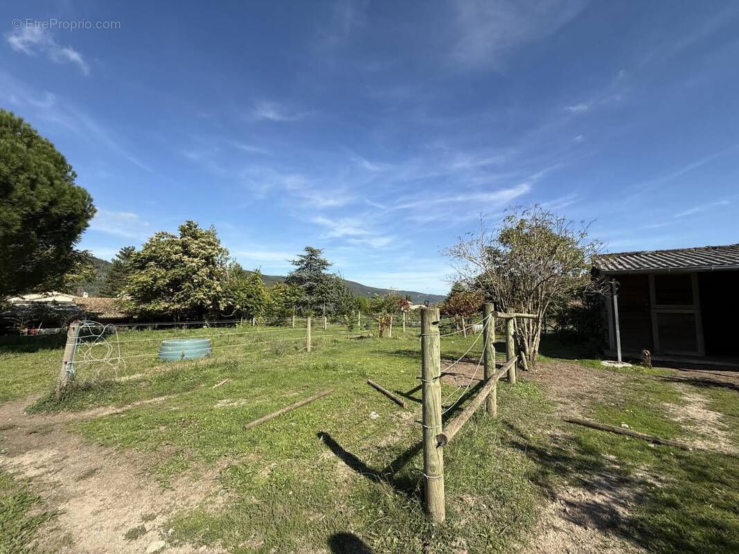 Terrain à SAINT-LAURENT-DU-PAPE