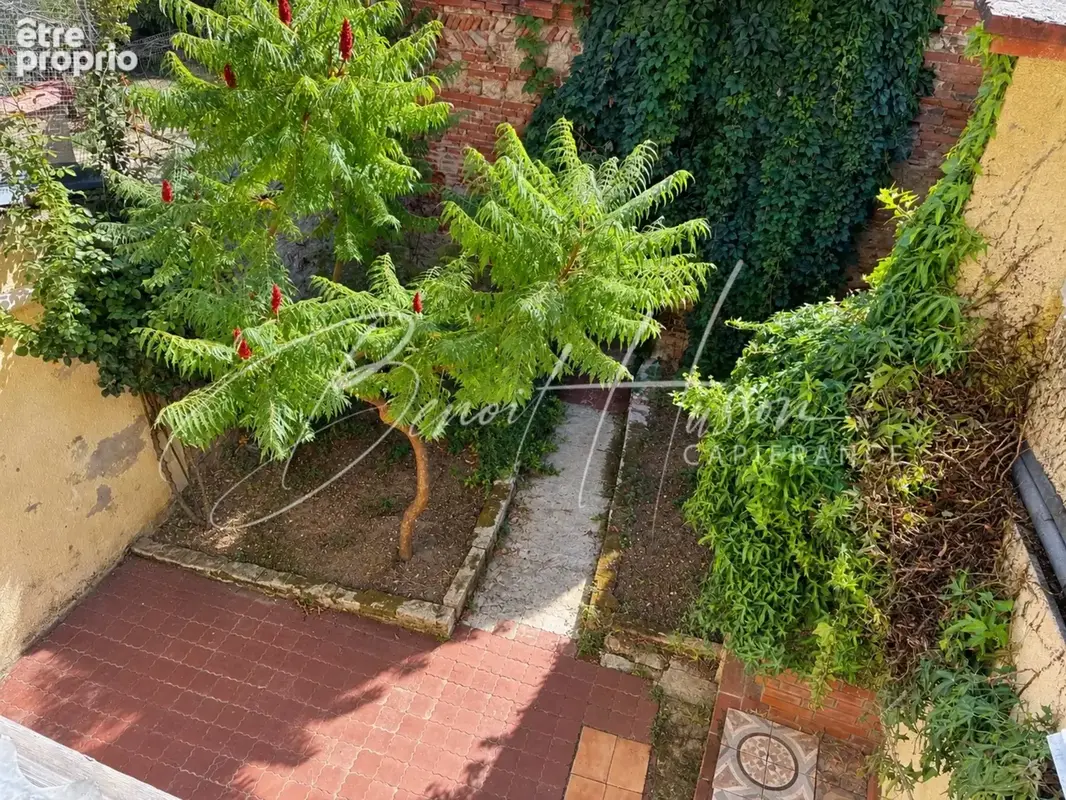 Maison de ville de 130m² avec cour, garage et dépendance - photo 2