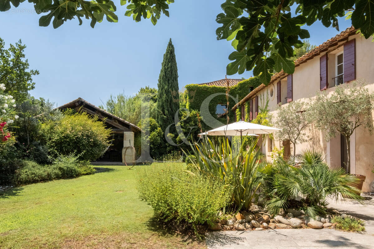 Magnifique mas de 410m2 sur 6380m2 de parc avec piscine - photo 3