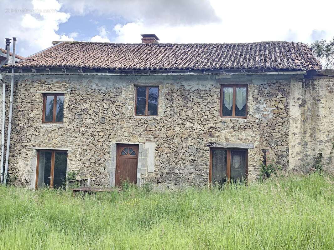 Maison à LESIGNAC-DURAND