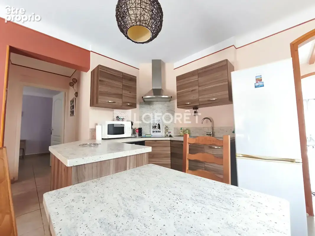 Maison avec deux appartements, jardin, terrasse et garage, idéale pour un projet familial ou locatif - photo 3