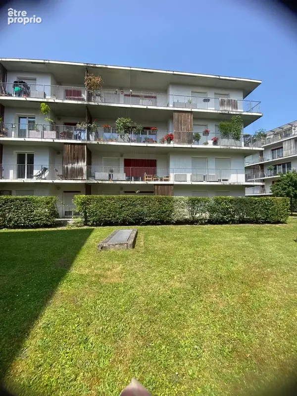 Proche Mairie de quartier prisé de Saint Augustin appartement T4 BBC Terrasse et parkings - photo 3